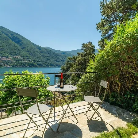 Lakeside Garden דירה